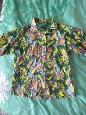 Women's Green Tropical Parrot Print Button-Up Shirt